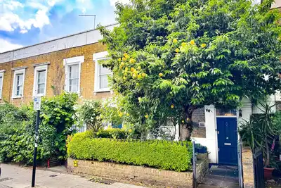 Image de Pourquoi louer un appartement? Séjournez dans une maison victorienne avec jardin pour vous-même