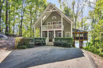 Image de Cabane de luxe au bord du lac - bain à remous et table de billard