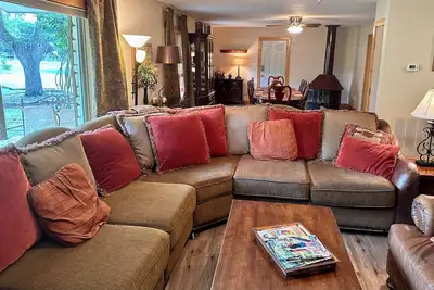 Image de Maison de campagne récemment rénovée à un mille de la place Wimberley. Animaux acceptés.