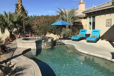 Image de Piscine étincelante et vue sur la beauté