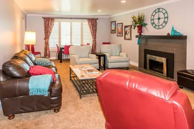 Image de Familial trois chambres, à quelques minutes de Slc et des stations!