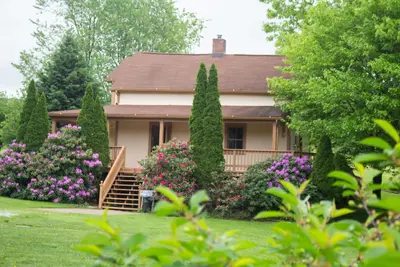 Image de Restez dans cette ferme historique au SanaView Farms dans les montagnes de Laurel!