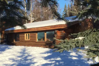 Image de Cozy deux chambres en rondins sur la rivière Chena près de la ville.