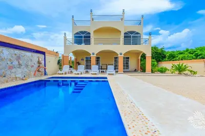 Image de Belle maison de 2 chambres avec piscine privée et grand parking. parking.