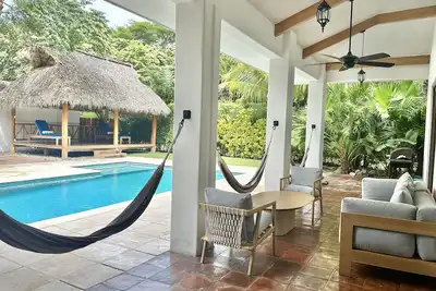 Image de Nouvelle villa de luxe avec piscine et un bar à l'écart du surf à Playa Colorados