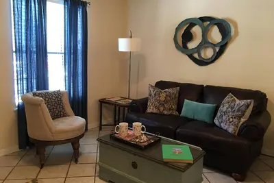 Football / Visiter Les ÉTUDIANTS / Emploi / High Road 2 Miles To Fsu Stadium, Tv W. Hulu, Calme