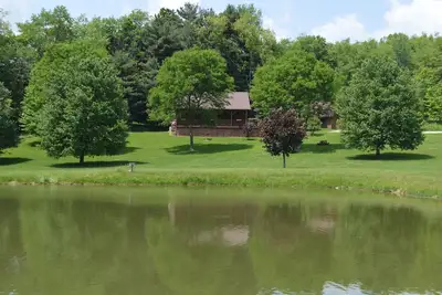 Image de Grande cabane en rondins sur 12 acres privés avec étang de pêche près du parc d'État de Mohican