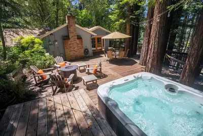 Image de Redwood Retreat - haut de gamme Vintage Accueil avec Sunny Pont privé dans les Redwoods.