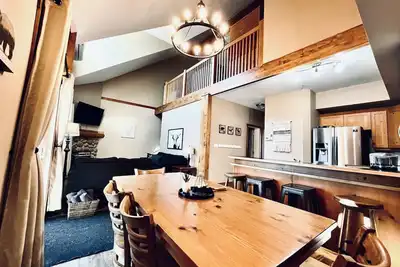 Image de Le meilleur rapport qualité / prix sur le Mtn! Un beau ski-in / out 3 chambres 3 salles de bain, 12 couchages et HotTub