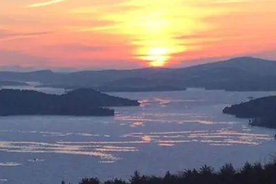 Image de Une des meilleures vues sur le lac Winnipesaukee, les montagnes, les levers et l'observation des étoiles