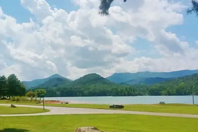 Image de Lakefront - \"Sitting Rock\" sur le lac Chatuge - Hiawassee, Géorgie