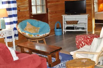 Image de Maison ombragée Wateroak avec véranda grillagée à un pâté de maisons de la plage