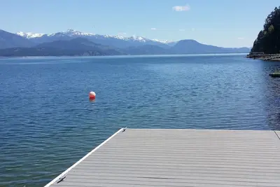 Image de Waterfront House Sur Camp Bay, près de Sandpoint, avec Dock et zone de baignade.