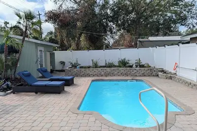 Image de Maison chauffée avec piscine dans le quartier Pinecraft à proximité du centre-ville et des plages.