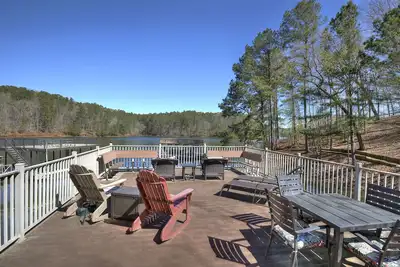 Image de Hattiway sur le lac Allatoona comprend un quai couvert privé