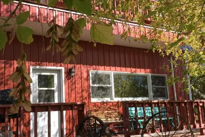 Image de La grande grange rouge sur la rivière