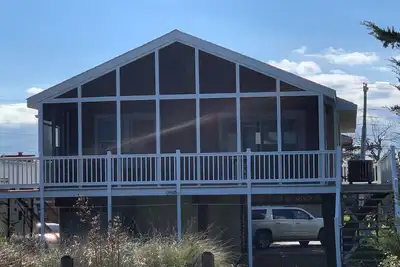Image de Accès proche à la plage. Super vue sur la baie / l'océan. Récemment rénové.