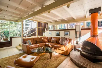 Image de Bungalow isolé sur trois étages de séquoias de séquoias, séquoias, bain à remous privé