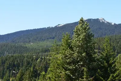 Image de Condo de conception moderne, à distance de marche du télésiège avec vue sur la montagne