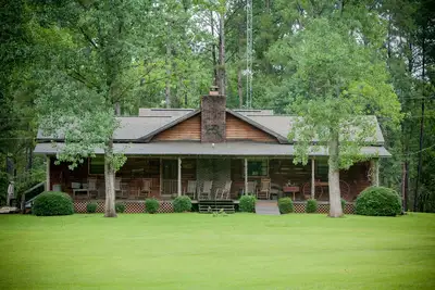 Image de Hawkins Ridge Lodge - Profitez de la Southern Comfort vivant avec un lac privé