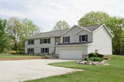 Image de Luxury Lake Mi Retreat w / Hot Tub-Close to Lake Mi Beaches & Wineries - 17 personnes