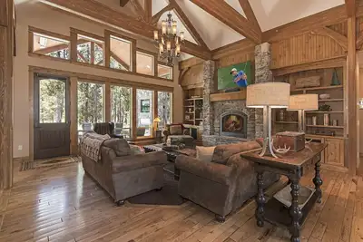Image de Maison de luxe spacieuse et bien aménagée près de Sunriver, grand espace extérieur!