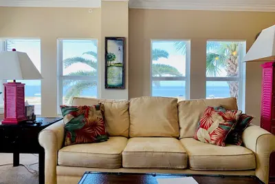 Image de Disponible 1 octobre - Condo de luxe 3 chambres / 3 salles de bain - en face de la plage!