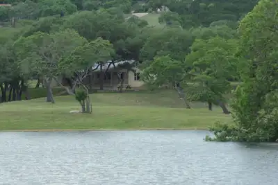 Image de Belle maison sur 10 acres lac privé rempli de basse, 4. 5 miles de Boerne