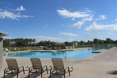 Image de Résidence de villégiature avec 2 piscines, un green, un foyer, un point d'eau et une pergola.