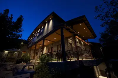 Image de 17. 000 pieds carrés d'espace de luxe. Smithfield Canyon maison a tout.