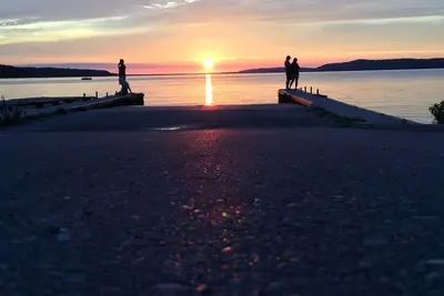 Image de Belle Beulah Mi - Centre-ville avec vue sur le lac Crystal et ours endormi à proximité