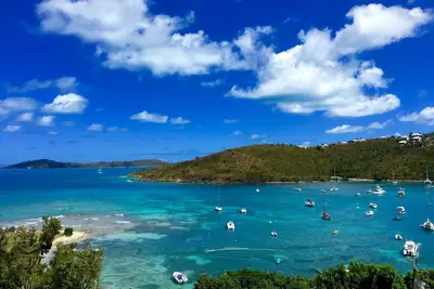 Image de Lavender Hill Penthouse avec de grandes vues de Cruz Bay Beach, Reefs & Islands Beyond