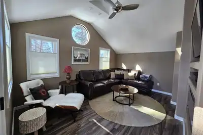 Image de Cabin rétro-moderne dans les pins