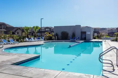 Image de Wi-Fi gratuit, piscine et bain à remous, barbecue, unité d'extrémité, pistes cyclables à proximité