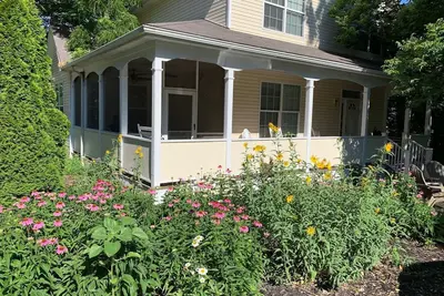 Image de Cottage construit sur mesure par le propriétaire et voiturette de golf pour 4 personnes incluse