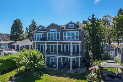 Image de Découvrez nos offres spéciales pour notre luxueuse maison au bord du lac avec amarrage
