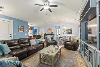 Image de Nouveau! Une maison de 4 chambres, fraîche, confortable et luxueuse! Bbq, piscine, cour clôturée