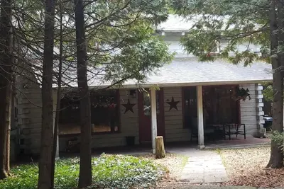 Image de Charmante cabane en bois de cèdre nichée dans les bois, à quelques pas de Rowley's Bay