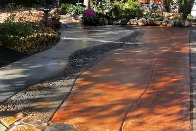 Image de Charmant chalet de 100 ans niché au bout d'une allée au design unique.