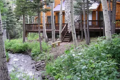 Image de Asseyez-vous sur votre terrasse dans une forêt alpine et à côté d'un ruisseau de montagne