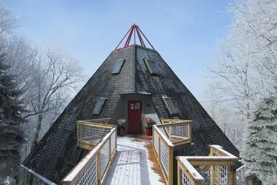 Image de Vues, luxe confortable, sécurité, intimité avec un accès facile, 2 chambres à coucher! Près de At