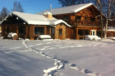 Image de Maison confortable avec cuisine sur la rivière Chena. Conviviale et familiale.