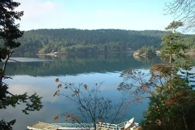 Image de Ainslie Point Deluxe Waterfront Cottage avec plage et accès au quai
