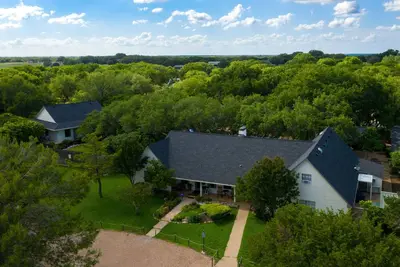 Image de Le Gathering House de 5 chambres avec piscine à seulement 15 minutes à l'extérieur de Waco, Tx.