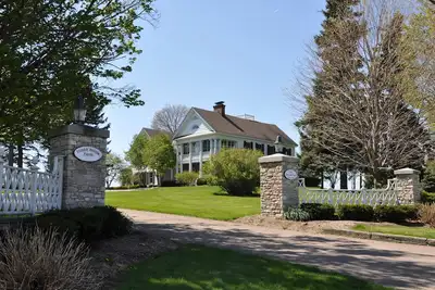 Image de Hobbit Hollow House, une ferme du renouveau colonial du tournant du siècle