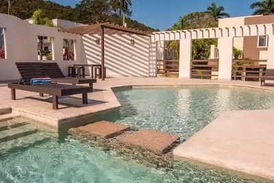 Image de Otaheiti House, magnifique, 2 chambres, vue mer construit pour votre tranquillité d'esprit.