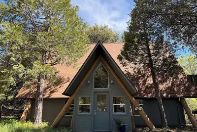 Image de Cabine A-Frame moderne située à Pinecrest Retreat