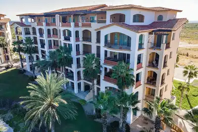 Image de Condo en bord de mer exclusif décoré professionnellement