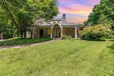 Image de Parklike Historic Estate au cœur de Louisville avec piscine et jardins