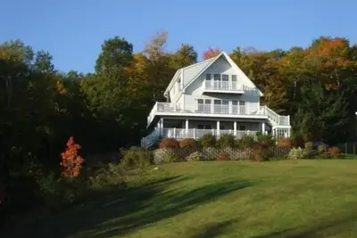 Image de Évadez-vous vers de belles vues sur le lac et la montagne!